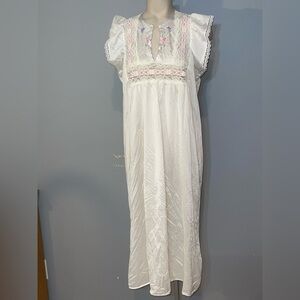 Vintage Gotham 1960s white silky embroidered lace nightgown woman’s Medium